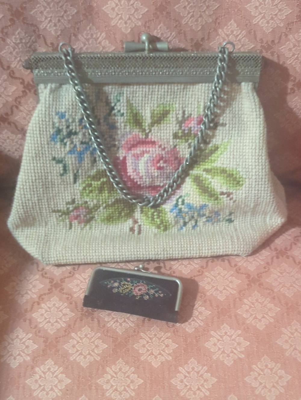 Very cute vintage needlepoint Purse.